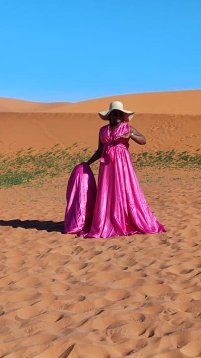 Afričanky si tu někde půjčují dlouhé šaty k focení u solné pánve