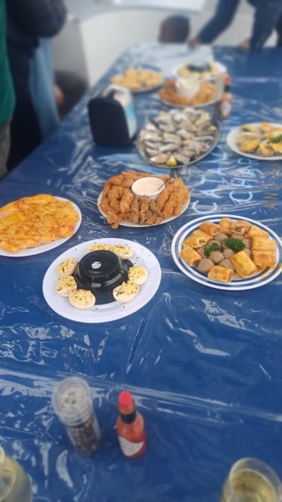 Výlet byl zakončen šampaňským a skvělým občerstvením, včetně místních ústřic ...no mňaaaam!