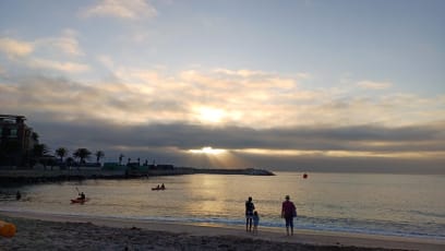 Hned po příjezdu do Swakopmundu jsme vzali jídlo a vínko a šli piknikovat na pláž při západu slunce...hmmm, vlezl nám tam mrak, ale krása i tak