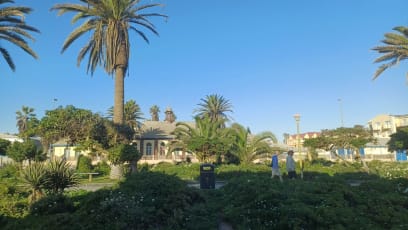 Nooo...tak ještě maják a hlavní přímořská promenáda ve Swakopmundu