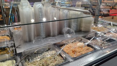 Když chceme hodně vidět a zažít, obstaráme si rychlý oběd v namibijském Sparu...pulty plné teplých i studených jídel! Velmi vše čisté a chutné!