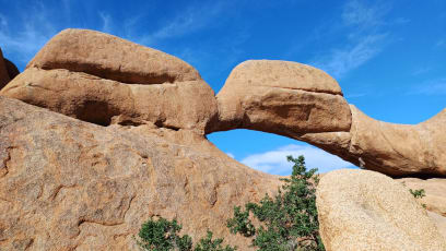 Vylezli jsme ke skalnímu oknu