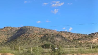 France pochází a stále žije v blízké vesnici o 400 damarských obyvatelích...55% pracuje přímo v místním turismu (průvodci, provoz vlastní lodge a kempovacích míst...) a ostatní v přidružených službách- WC, vaření, škola-mají základní školu, na střední odcházejí na kolej do města a mnozí se pak vracejí... Zabývali se i zemědělstvím, ale poslední 3 roky tu nepršelo, až cca před 3 týdny...a proto teď okolí vypadá zeleně a kvetou kytičky...