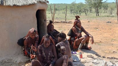 Je to hodně informací a pořád se něco děje, tak podrobnosti postupně...jen pár fotek, k nimž zdůrazňuju, že ta rodina tam žije! 60 osob: 10 mužů, 20 žen a děti vlastní i přijatí sirotkové