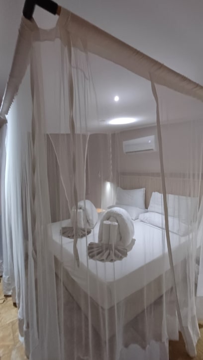 A v pokojích už zase "postele s nebesy"...moskytiéry