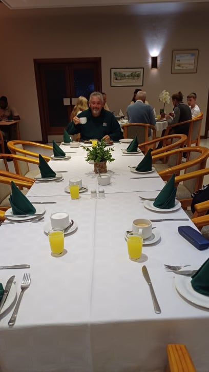 Graham "předsedá" snídani