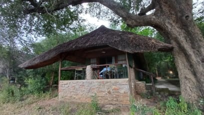 Takto vypadala naše včerejší lodge...I ubytování je na cestách zážitek...CK Livingstone na to dost dbá