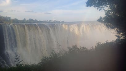 Divili jsme se, proč si máme vzít pláštěnky...to šílené množství vody vytváří v okolí dešťovou mlhu, která na některých místech na vás vyleje kýble vody...je to psina...je horko a bez ohledu na pláštěnky je člověk totálně mokrej...ale ŠŤASTNEJ!!! JE TO ÚŽASNÝ ZÁŽITEK!!! Chodí se kolem po různých vyhlídkách, každý pohled je úchvatný...na fotkách to bohužel tak nevynikne...