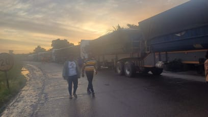 Vpodvečer jsme si zaskočili do Zambie: To je taková legrace: mezi Zimbabwe a Zambií je most nad řekou...a tam vás pustí jen na registraci...a před celnicí je to už Zambie