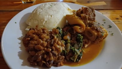 Pak nás Graham vzal do místní hospody, kde jsme si někteří dali plně africké jídlo: Sadza Mnyama...bylo to moc mňam!