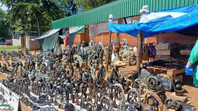 Pak jsme se, my dámy, šly podívat na řemeslných trh...tvoří nádherné věci z kamene i dřeva...převážet se to ale nedá, hlavně holt kam to pak umístit, žeeee