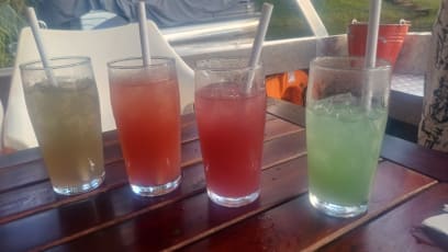 Koktejl Zambezi (jak jinak?!)... jsou určitě šamansky mystické, protože napřed vypadaly stejně...ale po zamíchání je každý jiné barvy!!!