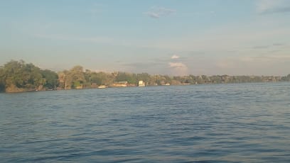 Plavba po Zambezi je nádherná...jen tak se dívat kolem sebe...sem tam krokodýl, sem tam hroch, čáp černý, volavky a spousta dalších ptáků...a zlatý západ slunce