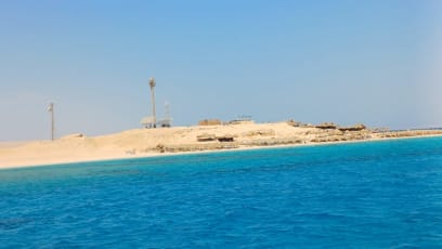 Lidičky, to je výlet!!!! Krásnou lodí po nádherném moři, pak šnorchlování u korálů ( úžasně barevné a blízko, až jsme si museli dávat pozor, abychom si neodřeli břicha!)...a těch barevných rybiček! Šnorchlování v Belize bylo úchvatné co se týče hlavně přátelských žraloků měděných, kteří se nechali hladit, želv, mořských krav, rejnoků atd., ale nádhera místních korálů a barev ryb, mě uchvátila snad ještě víc. Pak jsme přepluli na Paradice Beach (snad v každém přímořských států je Paradise Beach, žeee