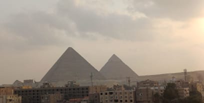 První pohled na pyramidy...ale už je stín a zapadá slunce, tak aspoň tak