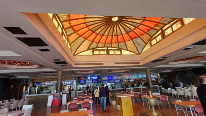 Zastavili jsme na pauzu na místě evidentně určeném pro tuhle příležitost - stejně jako v Indii je tu o turisty pečováno (holt "money, money, money...")...