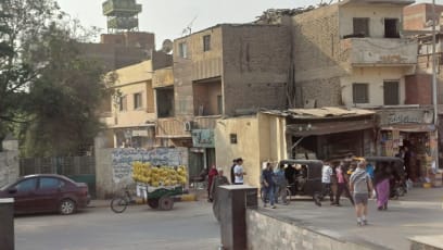 Hmmm,...Káhira nás vítá špinavými, jakoby rozbitými ulicemi...