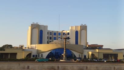 Vstupní "brány" některých firem jsou moderní paláce