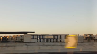 Staví se tu hodně nových domů v rezidenčním typu bydlení ...bude to pěkné, i s bazénem a tak...