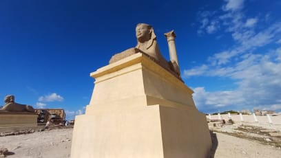 Hlídají ho 2 sfingy