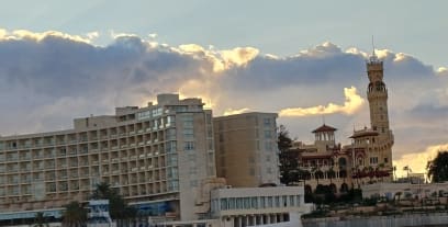 Palác krále v pozadí a vpředu prezidentský palác v zahradách Montazah