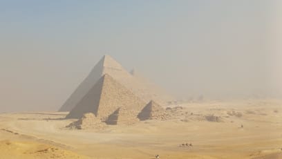 Prohlédli jsme si pyramidy nejprve v ranním oparu, a to z obvyklé vyhlídky a hlavně jsme si pak najali kolesky a jeli se podívat z písečné duny zboku