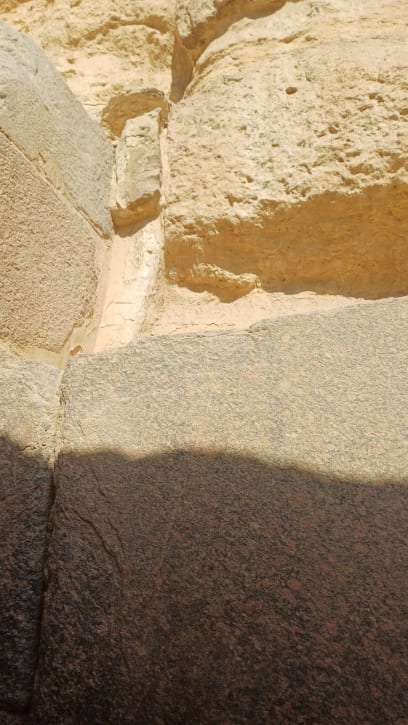 Chrám je z žuly a pyramidy z pískovce a nahoře byl vápenec, původně byly zdi úplně hladké...a vrchol Cheopsovy pyramidy byl pozlacený