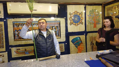 Pak báječný oběd... a továrna na výrobu papyru a obrazy na papyru