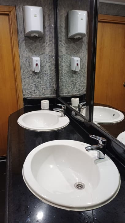 I toalety jsou mramorové