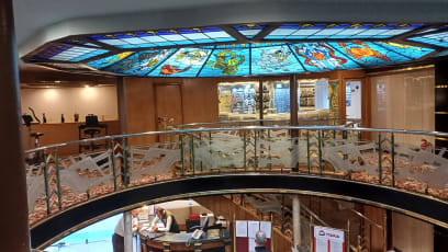 Naše loď vypadá velmi příjemně...tak opravdu Poirotovsky...mírně zastarale a přitom luxusně