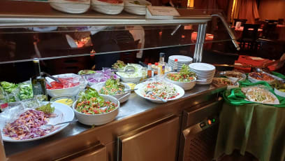 Strava je na lodi formou vskutku bohatého bufetu a mají to dobré pivo!