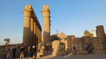 Luxor jsme měli štěstí vidět od plného slunce přes "zlatou hodinku" do soumraku