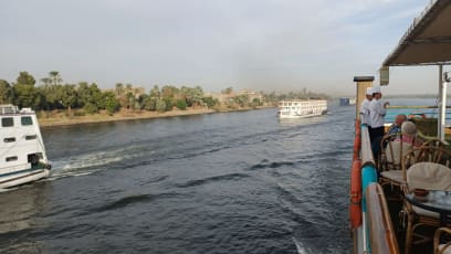 Lodi se na řece zdraví různými druhy metodického houkání