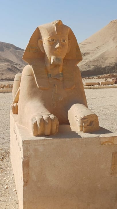 Sfinga s tváří Hatšepsut...Sfinga znamená Živý Šlechtic