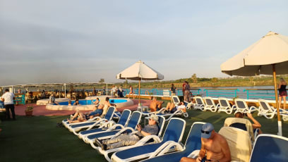 Je to bohovské se slunit na palubě, ochladit se v bazénu...a v 17h si dát po anglicku čaj