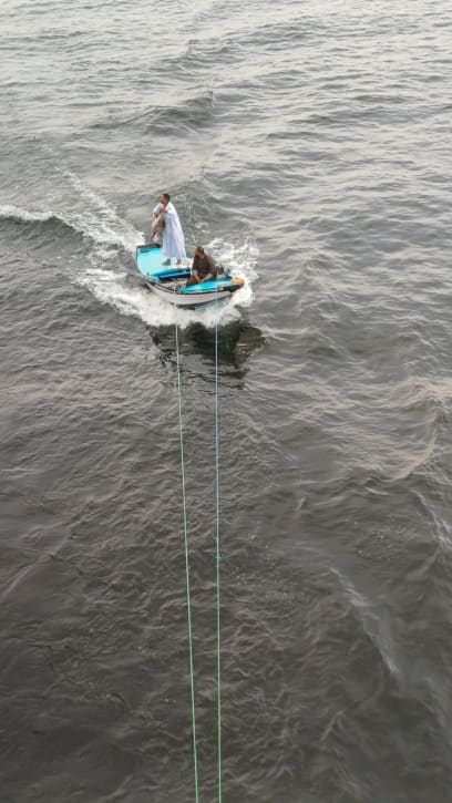 Úžasný způsob prodeje: k naší lodi se na pružných lanech připoutala loďka, v ní prodejce ukazoval šály, pak je zamotal do igelitu a zručně vyhodil na horní palubu lodi (kupodivu dost vysoko, aby přehodil zábradlí a netrefil bazén!) a 2 arabské ženy vybraly peníze, zamotaly je do neprodaného zboží a hodily zpět...co jsme viděli, prodalo se dost!