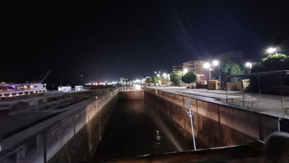 Při čekání na zdymadlo jsme stihli večeři...a jak jsme pak najeli a zavřela se brána trvalo to jen 5 minut! Projíždíme kolem města Esna...to je tak příjemné plout!