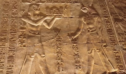 Saíd nám vyprávěl krásnou legendu o zrození boha Hora a jeho vítězství nad jeho strýček, Bohem války Sethem, který zavraždil sveho bratra boha Usira ...ale to je dlouhé povídání, to chce osobně ...