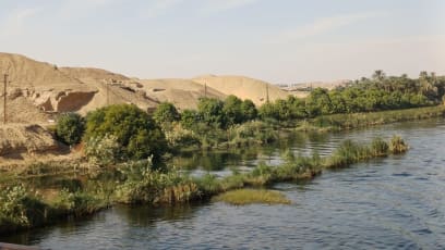 Kdo by řekl, že pod tím písmem se skrývá pískovcový lom, odkud se vylamovaly kvádry na stavbu chrámový ch komplexů...ty se pak hladily vápencem tak dokonale, aby k sobě přesně přilehly...a na špičky pyramid se dávalo elektrum(?) = směs zlata a stříbra