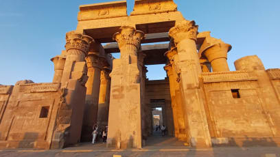 Chrám Koum Ombo ve zlaté hodince a po Západu Rea