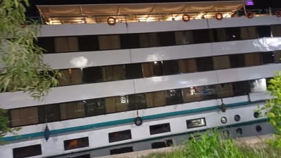 Naše loď jménem Carnival je věčně uvázaná někde mezi ostatními loděmi, ale do Asuánu jsme v noci dorazili brzo, takže je v tuto chvíli první u břehu a konečně vidíme, jak vypadá z boku (tedy částečně...neměla jsem čas fotit pořádně, protože se rychle šlo do busu)