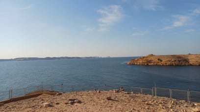 Asuánská přehrada je 7.největší umělé jezero na světě...budovala se z důvodu zabránění povodním, přičemž umožnila přístup k vodě tak, že u Nilu jsou dnes 4 sklizně ročně...Núbijci však přišli o svá tradiční místa k bydlení a museli se vystěhovat třeba i do nehostinných míst...břehy jsou však domovem mnoha zvířat a ptáků a ve vodě je spousta krokodýlů...je to zajímavá krajina: jen písek a voda ..