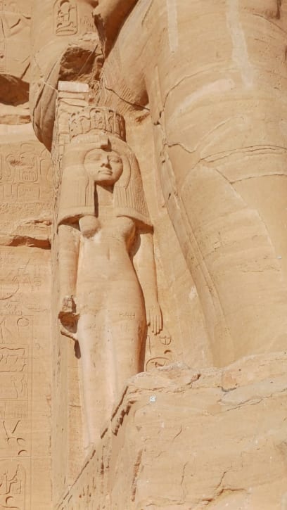 Ramses II má u nohy milovanou Nefertari
