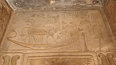 Ramses . dává jako obětinu květy lotosu bohyni Hathor (v podobě krávy), která stojí na posvátné bárce