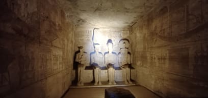 Svatyně v hloubce chrámu byla nasměrována tak, že 21.2. a 21.10.sluneční paprsky (tedy Re) osvítili sochy tak, že celkem na Ramsese II.svítí slunce 21 minut (po přesunu chrámu je to 22.2.a22.10)