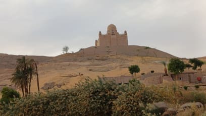 Jeden bohatý člověk se zde vyléčil z bolesti zad a kloubů prohříváním v horkém písku a z vděčnosti nechal postavit chrám