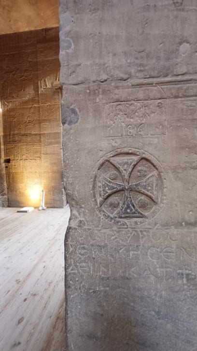 Tento chrám opanovali křesťané a mnohé na jeho zdech zničili...vtiskli tam svoje symboly