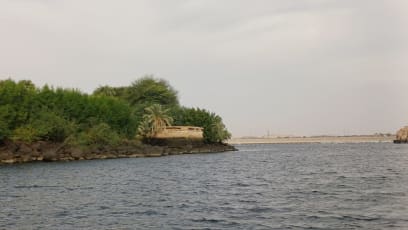 V dálce první přehradní zeď Asuánu...stavěli Britové a má asi 1km...druhou později pomáhali stavět rusové a má cca 4km