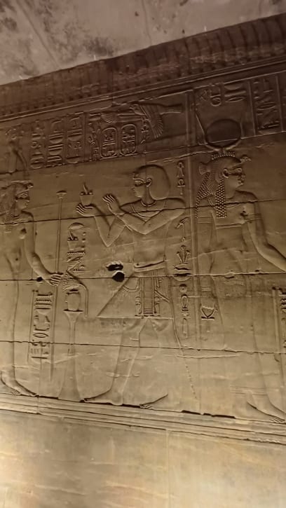 Ty díry ve zdi nejsou "zub času," nýbrž záměrně vytvořená držadla pro uvažování dobytka, který žil v chrámu, na noc