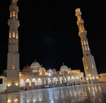 A protože jsme stále zvídaví, objednali jsme si přes průvodce auto a jeli se po západu slunce podívat na hlavní mešitu Hurghady...no krása!!! Každá velká církev je prostě bohatá, i když mnozí její vyznavači nemají skoro co jíst...pardon, nechci se nikoho dotknout, ale jak jezdím po světě, tak to takto pozoruji... Na neagresívním typu islámu je pro mě mimo jiné zajímavé, že Ježíše uznávají jako proroka, který zemřel pro svou víru a byl následně vzat Aláhem na nebesa